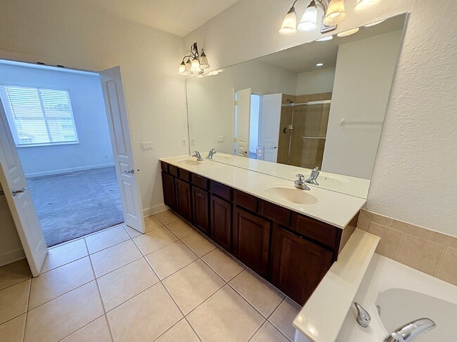 Building Photo - Beautiful 3 Beds and 2.5 Baths townhome with 2 car garage in Stonebridge Commons!