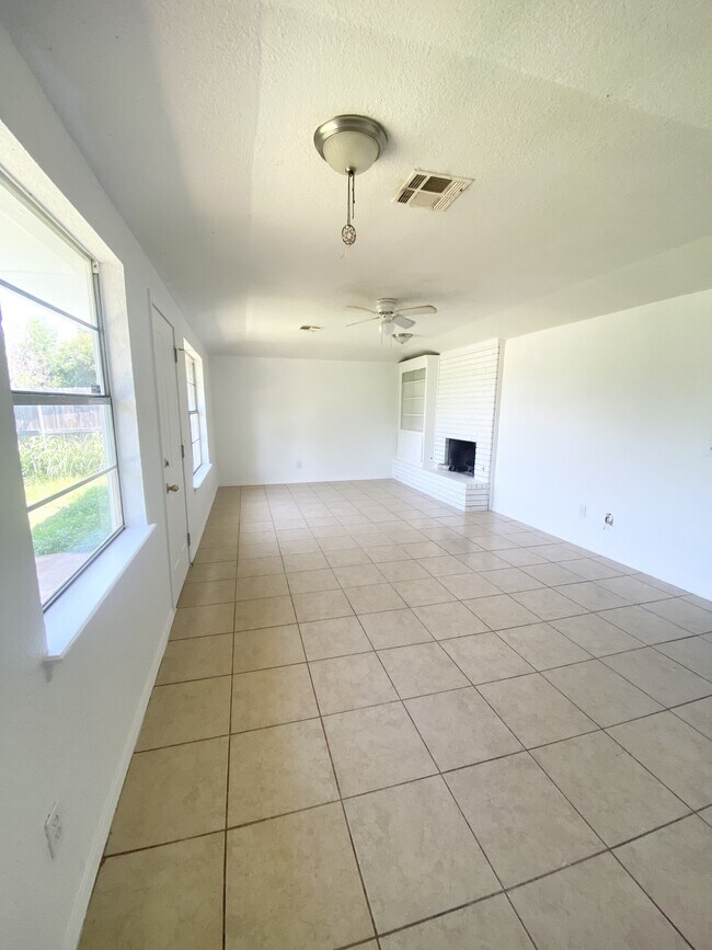 Building Photo - 1821 Mark Trail