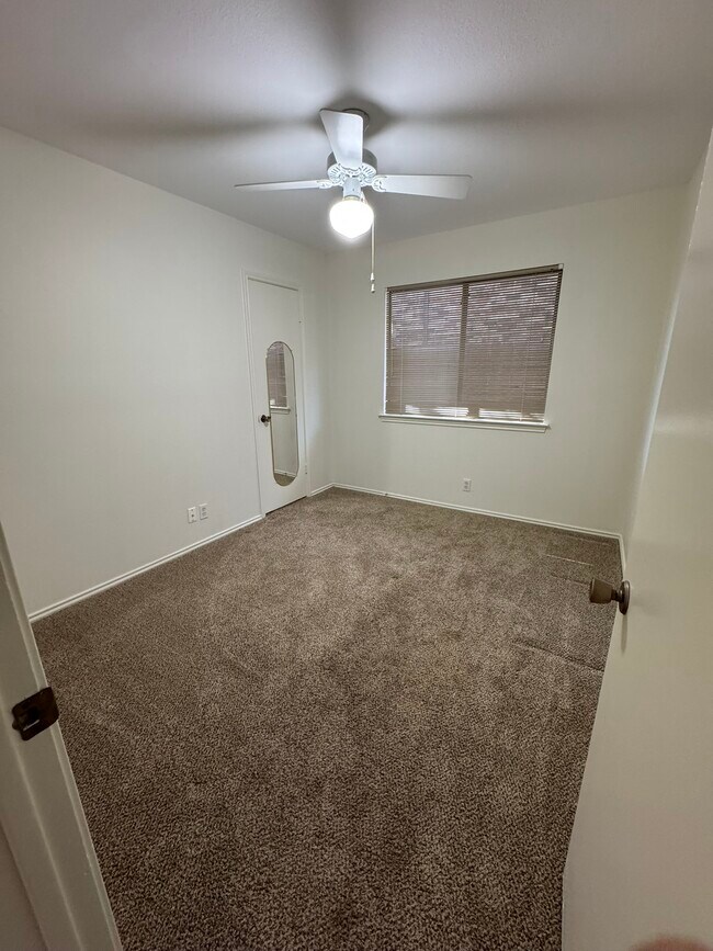 Building Photo - 9538 Cloverdale