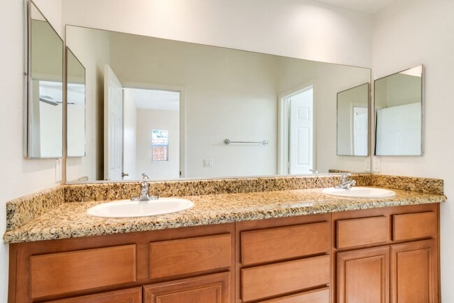 Building Photo - 3 Bedroom home in the beloved Joshua Tree area