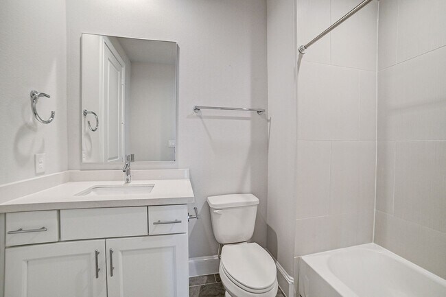Building Photo - Stunning Modern Townhome in Central Location!