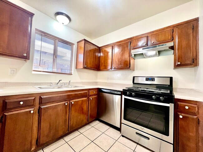 Primary Photo - 2916 E South St