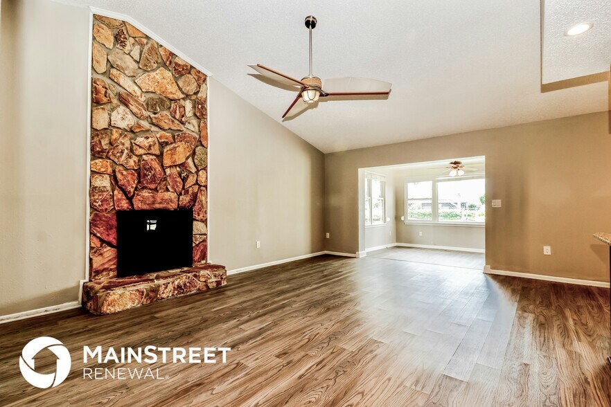 Building Photo - 9827 San Sierra Way