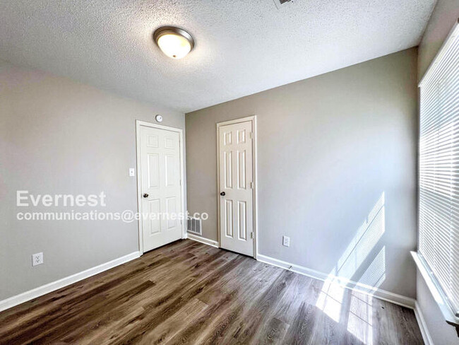 Building Photo - 494 Shady Grove Dr