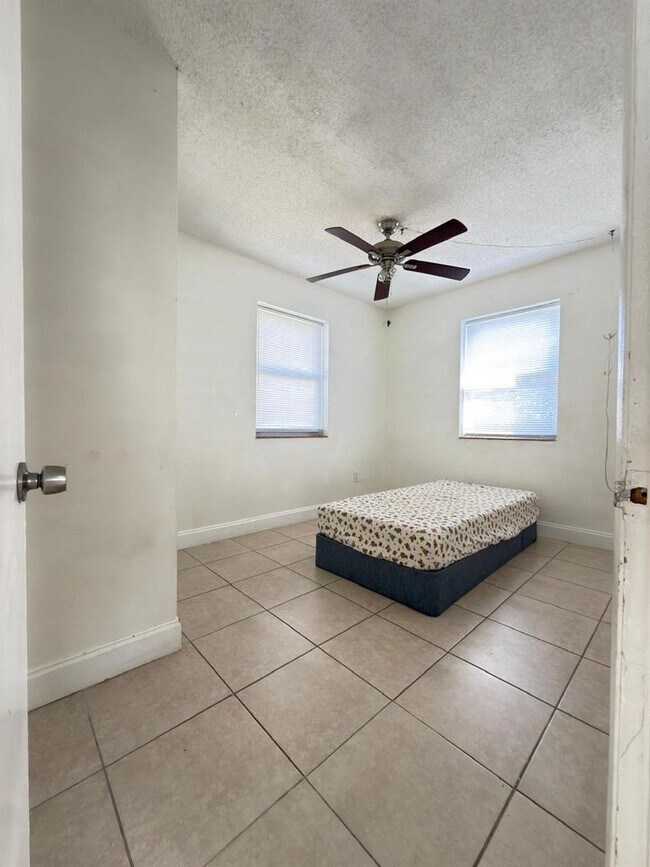 Building Photo - 1832 NE 49th St