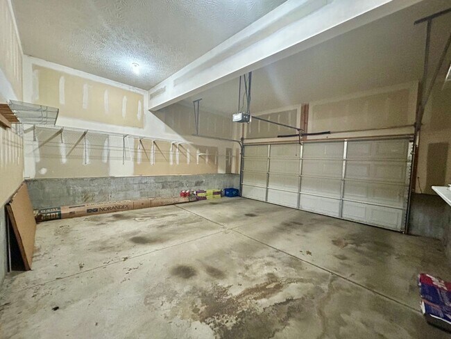 Building Photo - Large 4 Bed, 2.5 bath in Lexington!