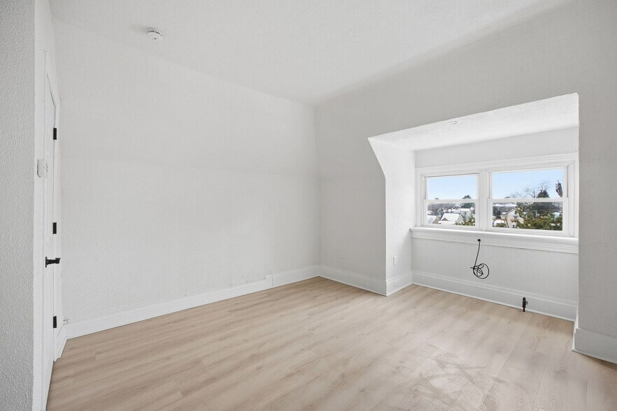 Building Photo - 141 Oneida St