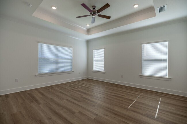 Building Photo - Stunning 5 Bedroom Home in Fairhope, AL! Spacious, Modern, and Move-In Ready!