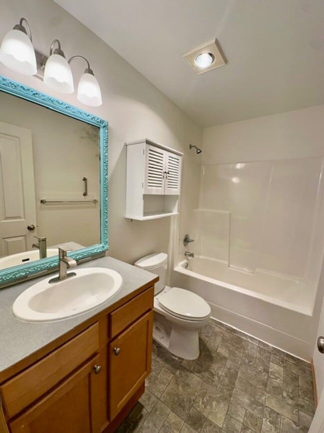 Building Photo - 2 bedroom 2 bathroom Townhouse with Garage