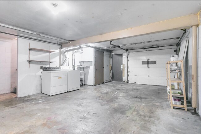 Building Photo - 4708 Jenewein Rd