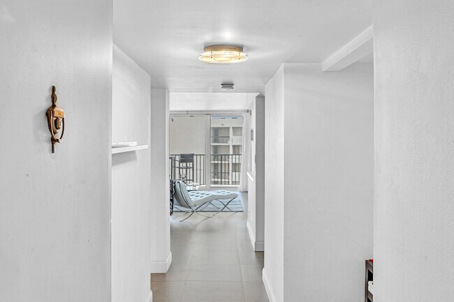 Building Photo - 525 N Ocean Blvd