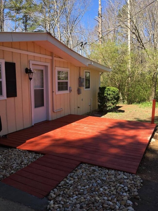Building Photo - Fully Renovated Cottage with Lake Views in Gainesville