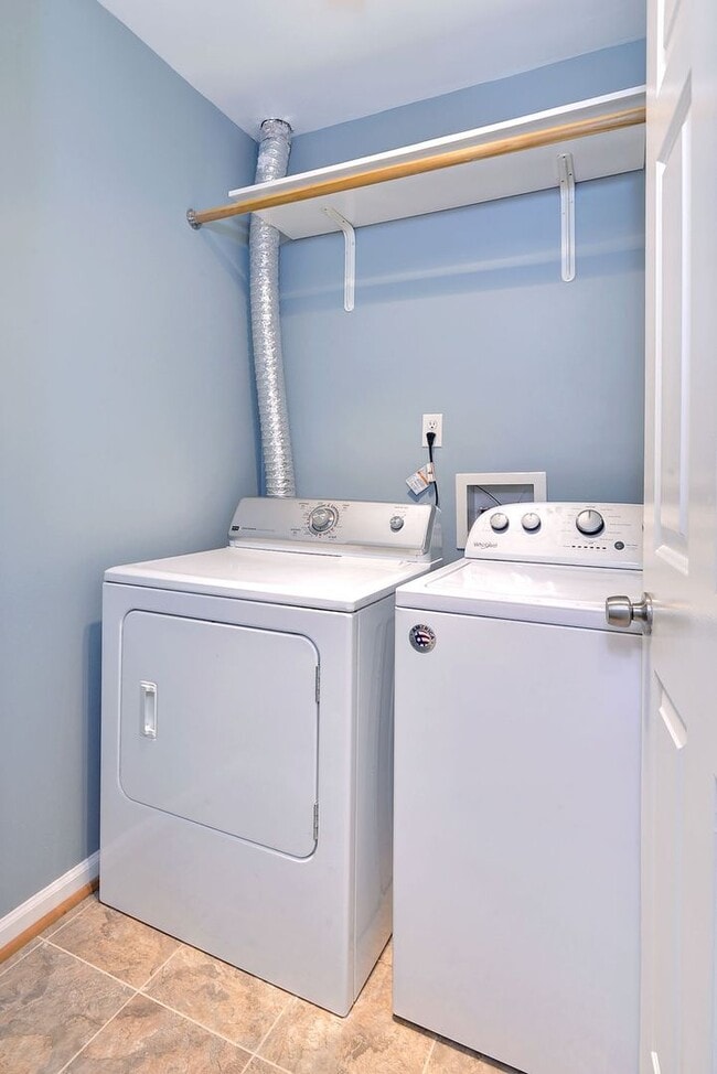 Building Photo - Spacious End-Unit Townhome