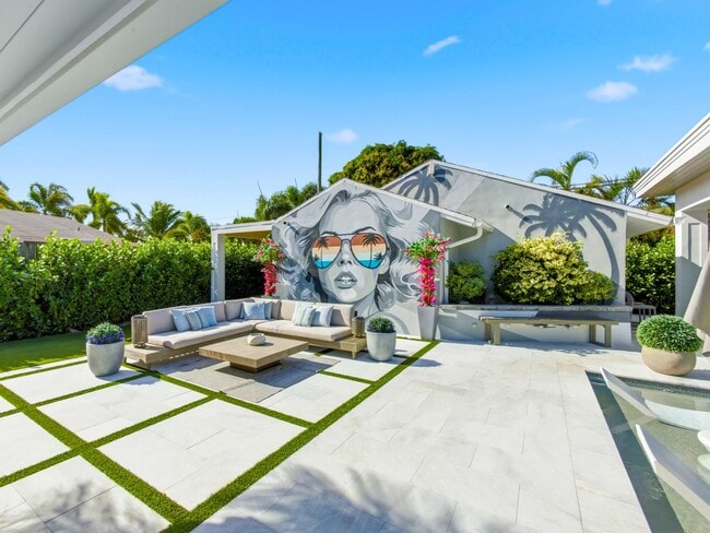 Building Photo - 2210 NE 3rd Ave