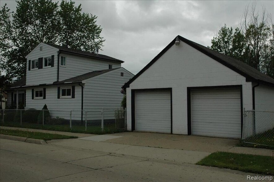 Building Photo - 8145 Lozier Ave