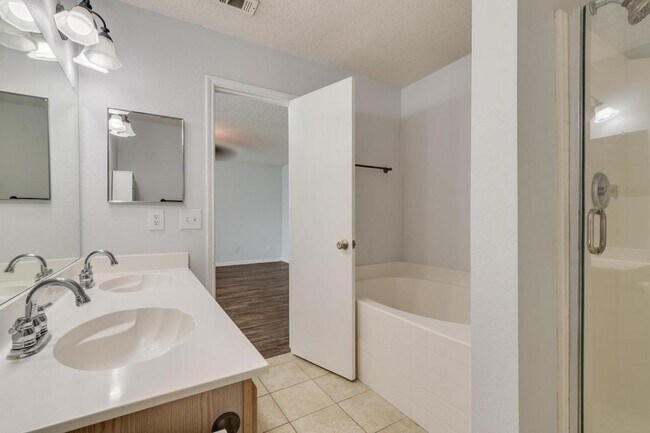 Building Photo - 5536 Camarillo Dr