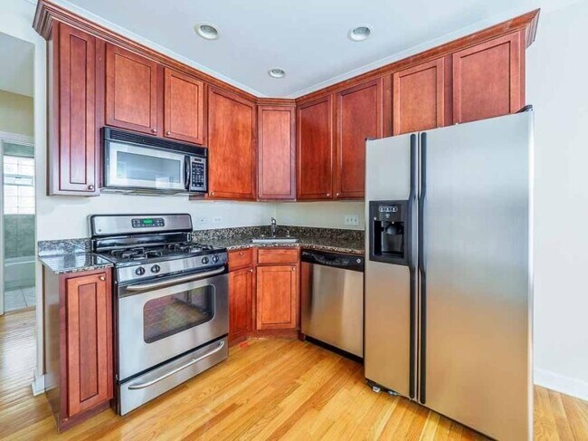 Building Photo - 1 bedroom in CHICAGO IL 60657