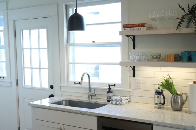 Granit Countertops - 2041 Payne St