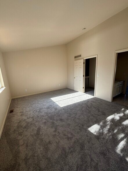 Building Photo - 927 Parker Dr