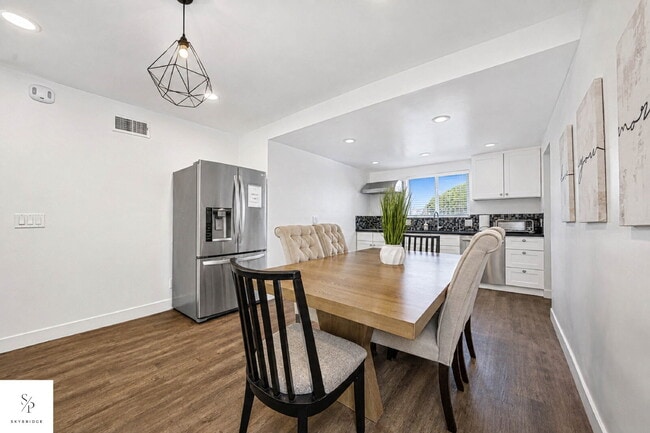 Building Photo - Furnished 5-Bedroom Home Near the 57 & 60 — Ideal for Roommates or Students