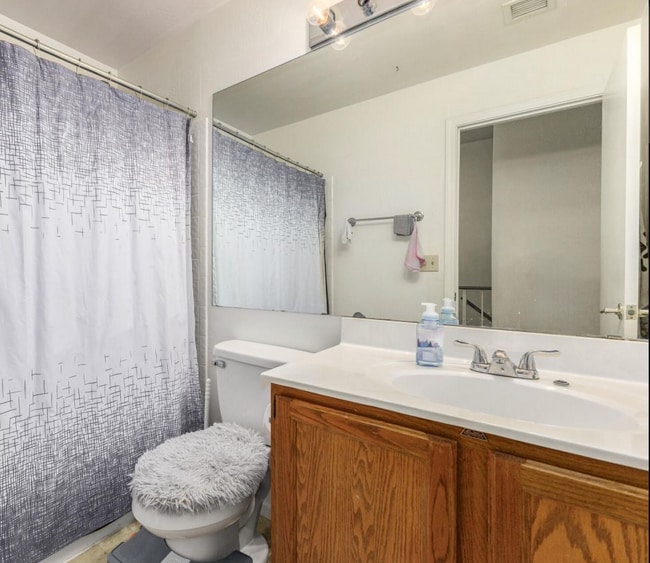 Building Photo - Townes at South Park