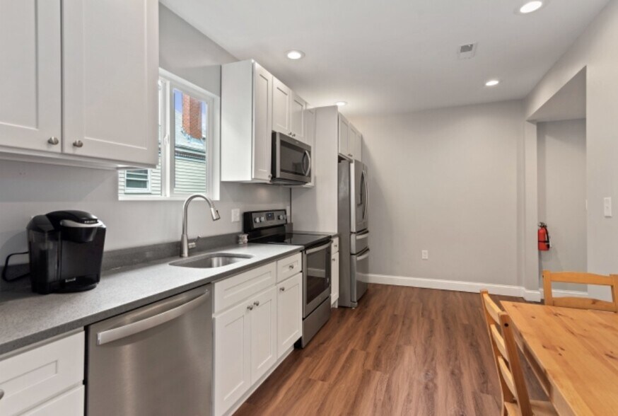 Building Photo - 7 Abbotsford St