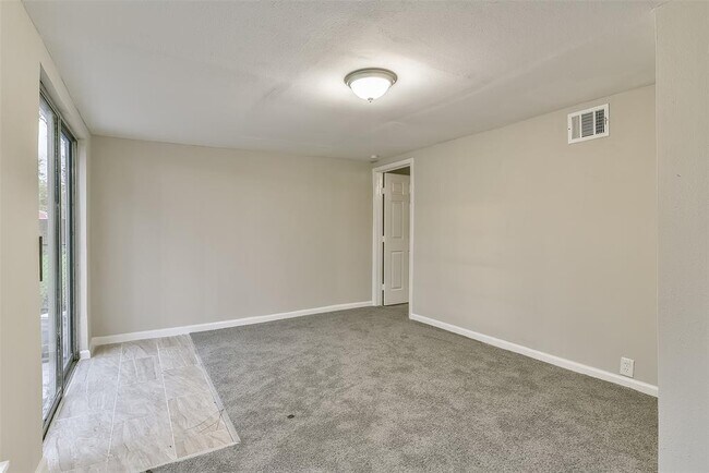 Building Photo - 500 Farrer St