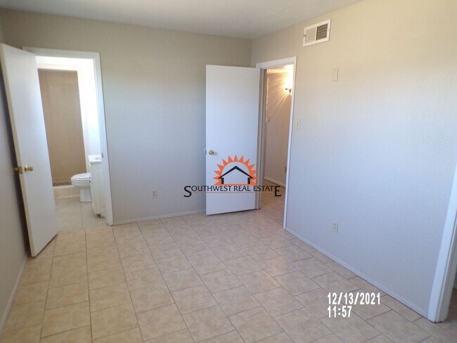 Building Photo - Cute 3 bedrooms 2 bath home 1 car garage