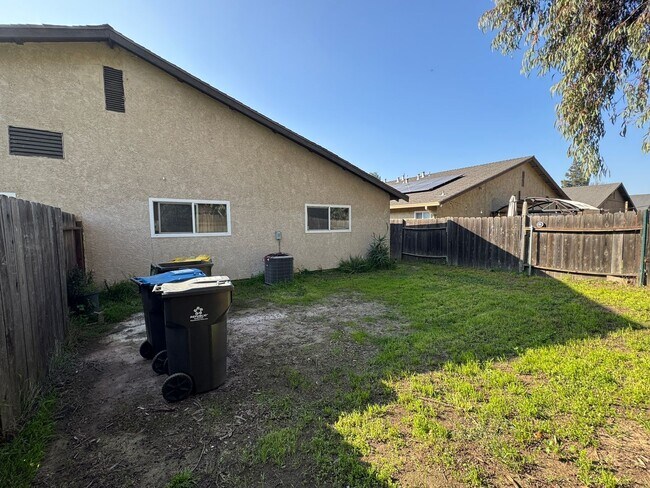 Building Photo - 3 Bed, 2 Bath Duplex in Quail Lakes Aea