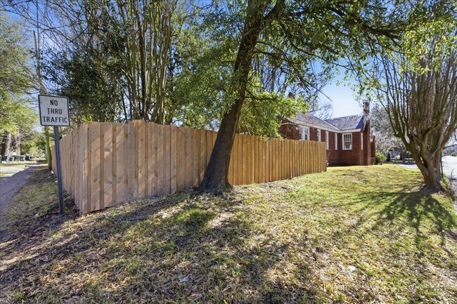 Building Photo - Move-In Ready 3BR/1.5BA Home with Private Backyard