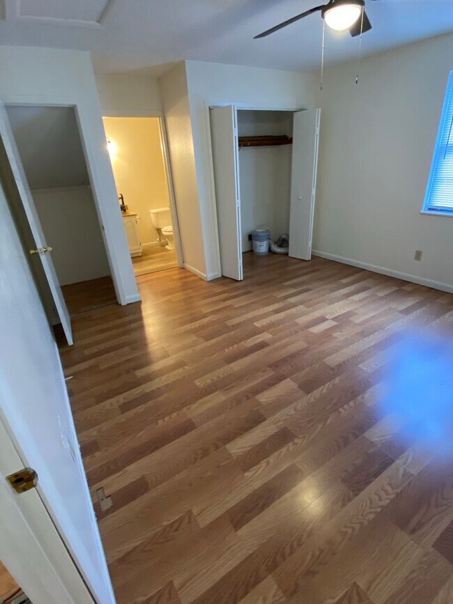 Building Photo - 912 -914 N Church St