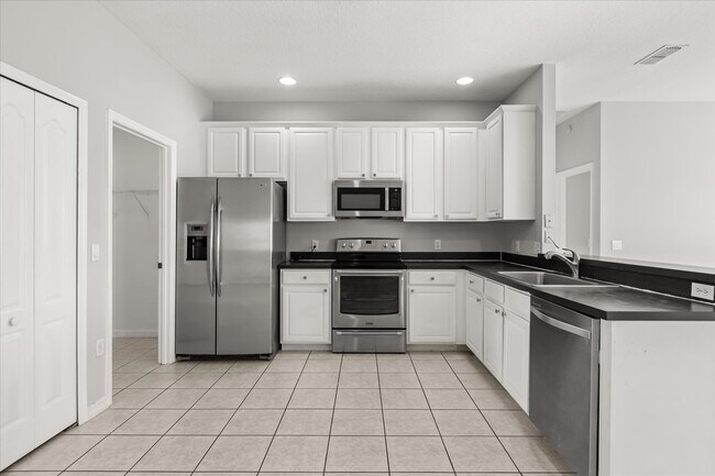 Building Photo - 1000 Vaquero Ln