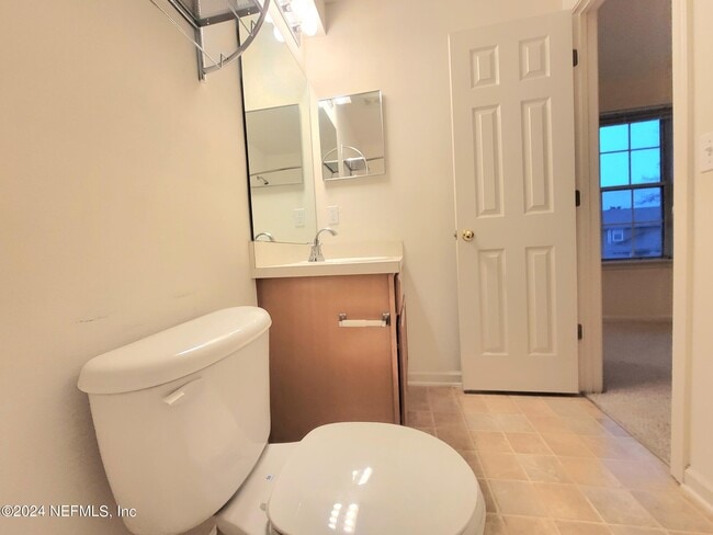 Building Photo - 915 Scrub Jay Dr