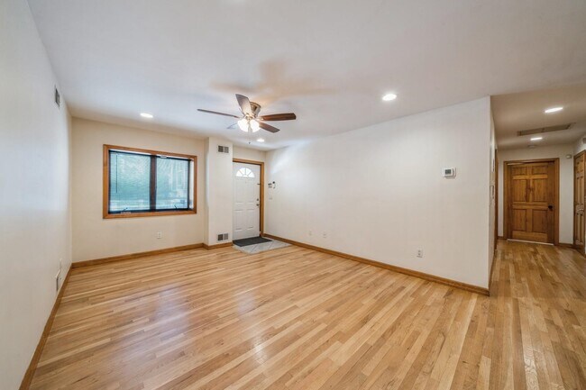 Building Photo - 422 Monroe St