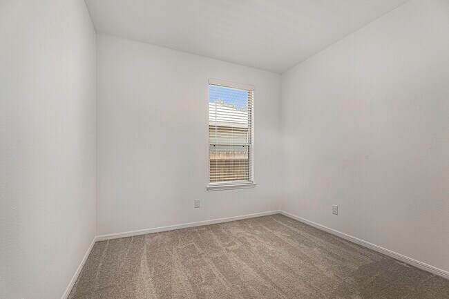 Building Photo - 240 Seven Pnes Dr