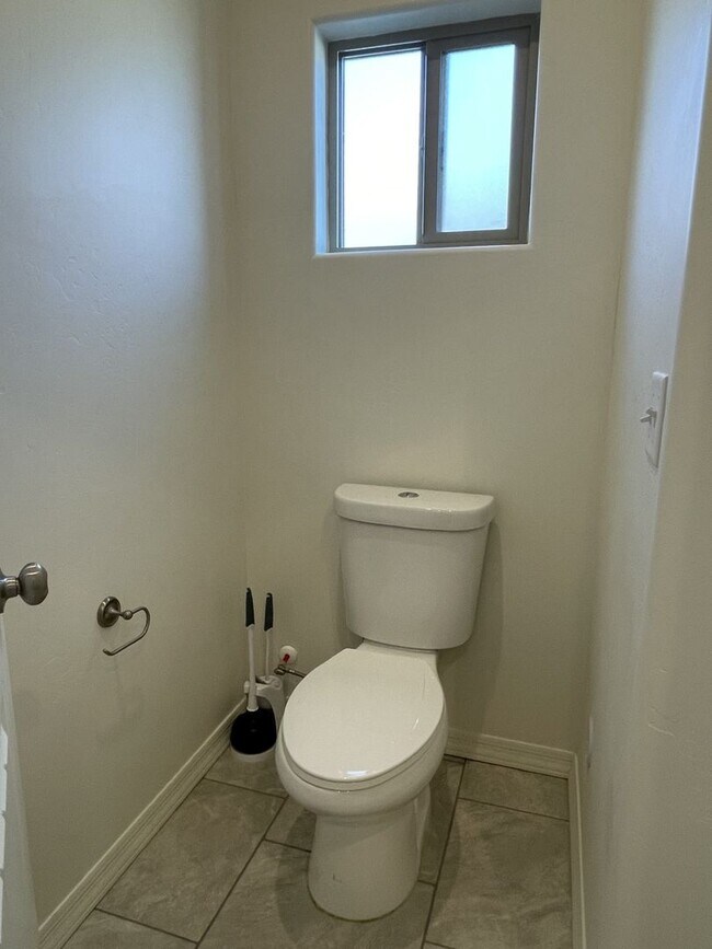 Building Photo - Sparkling clean and move in ready. Call fo...