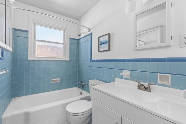 Building Photo - 1200 Little Bay Ave