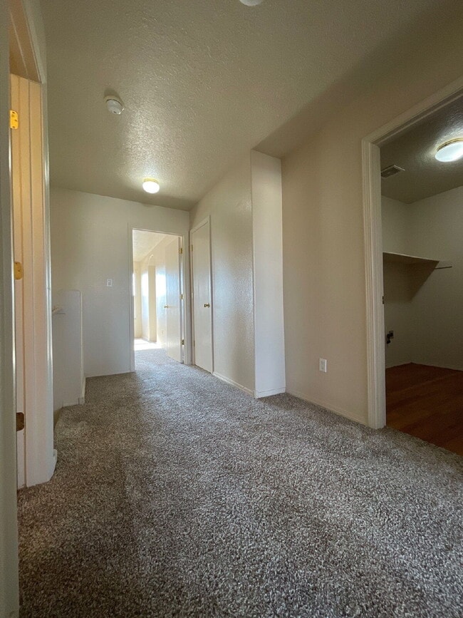 Building Photo - Two story 3 bedroom!