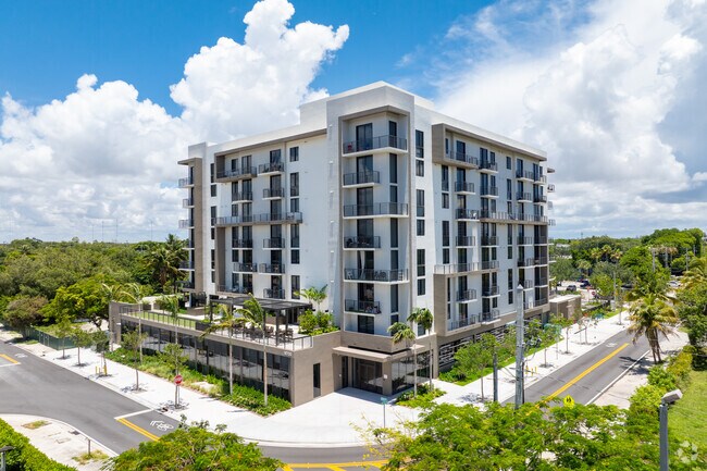 Building Photo - Oasis at Aventura