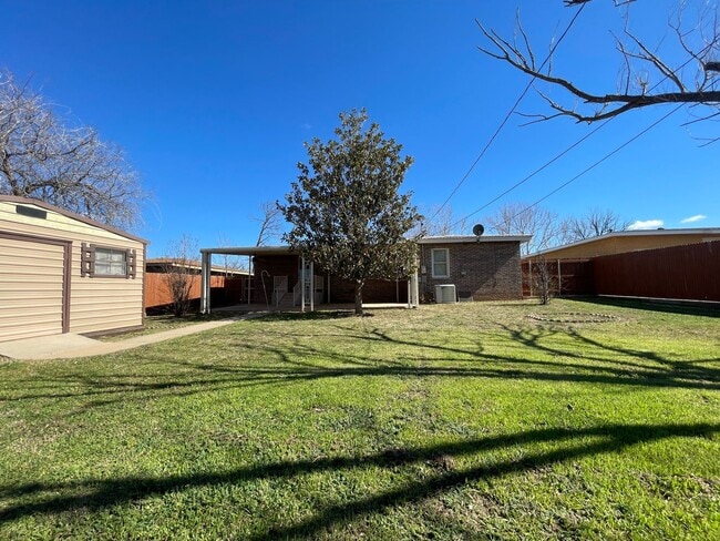 Building Photo - Eye-Catching 4-bedroom 1-bath Retreat with...