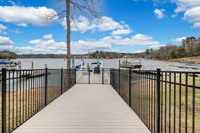 Building Photo - 215 Mariners Pointe Rd