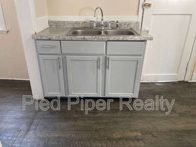 Building Photo - 320 W Clark St