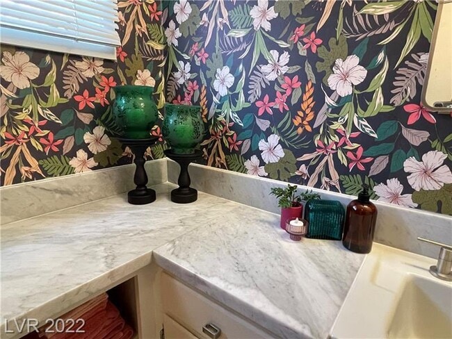 Building Photo - FULLY FURNISHED! & Recently renovated mid-term in downtown - close to arts district