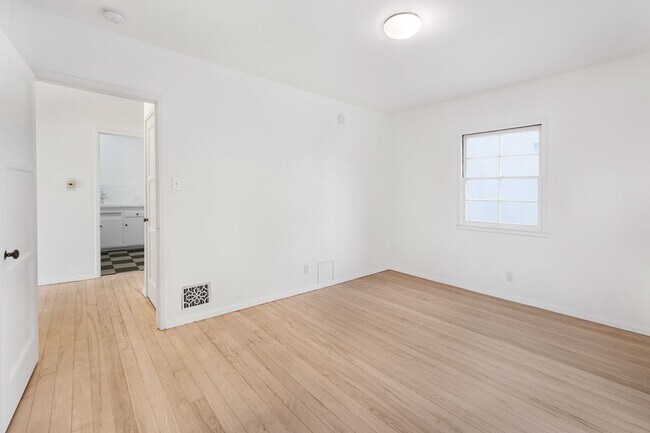 Building Photo - Spacious 1-Bedroom 1-Bath apartment in Los Feliz