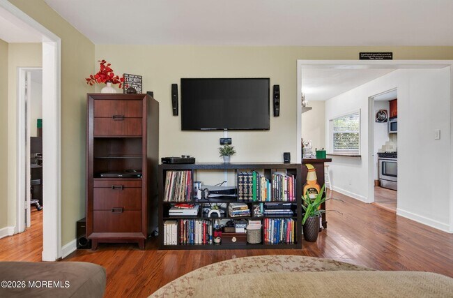 Building Photo - 11 Manor Dr