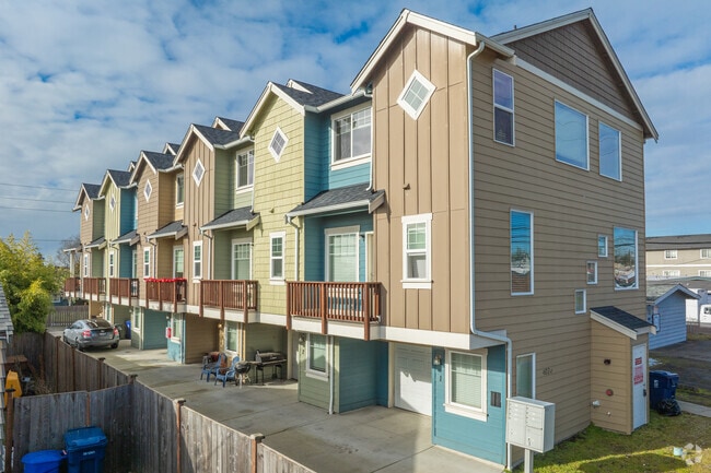 Building Photo - Pine Street 6 Plex