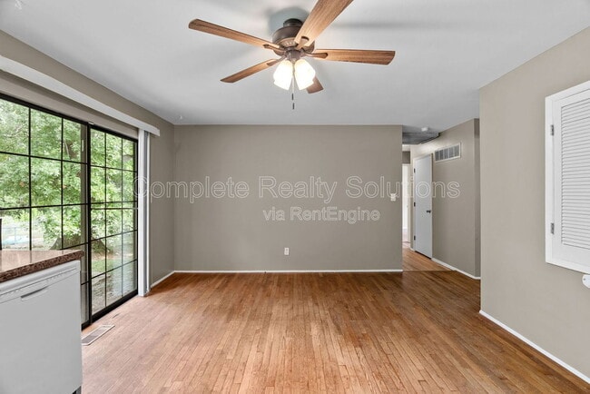 Building Photo - 561 Golfwood Dr