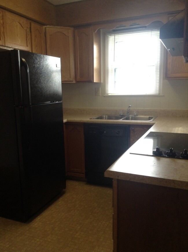Building Photo - 2 BEDROOM, PLUS 2 BONUS ROOMS, 2 BATHROOM ...