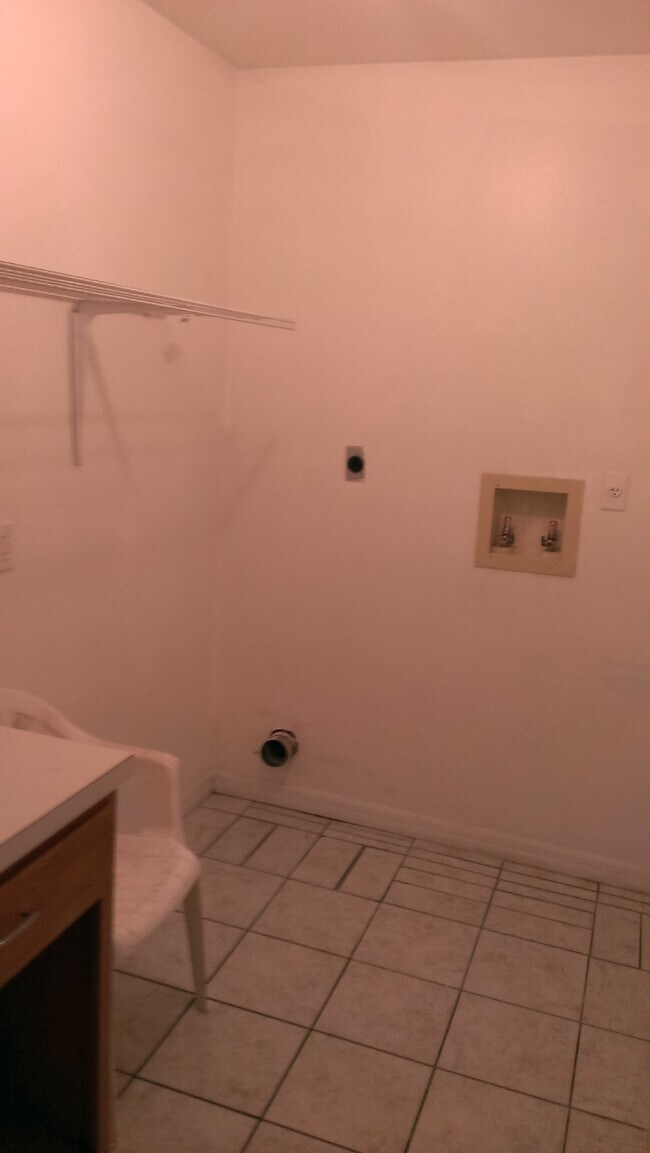 laundry room - 618 SE 46th Ter