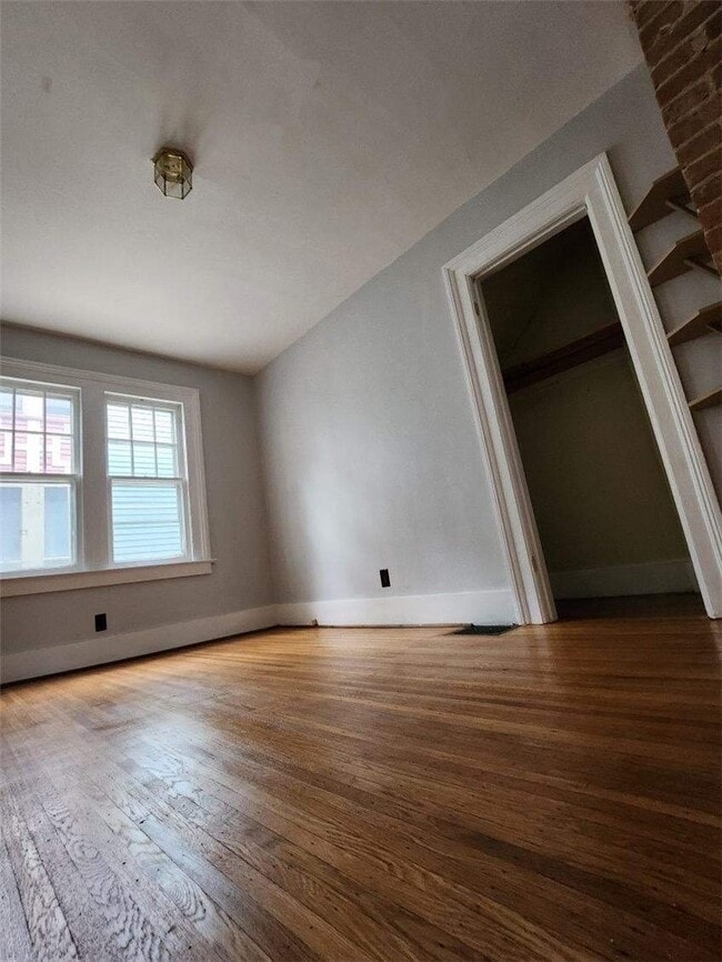 Building Photo - 176 Linden St